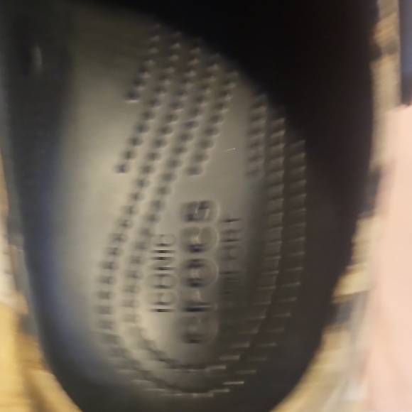 CROCS Womens Black and Tan Leopard - Picture 7 of 8